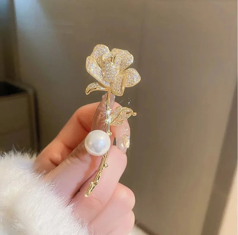 Exquisite Women‘s Brooch Crystal Snowflake Lapel Pins for Men Blue CZ Rhinestone Suit Clothes Badge Luxury Jewelry Accessories