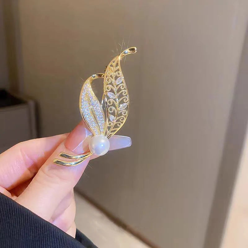 Exquisite Women‘s Brooch Crystal Snowflake Lapel Pins for Men Blue CZ Rhinestone Suit Clothes Badge Luxury Jewelry Accessories