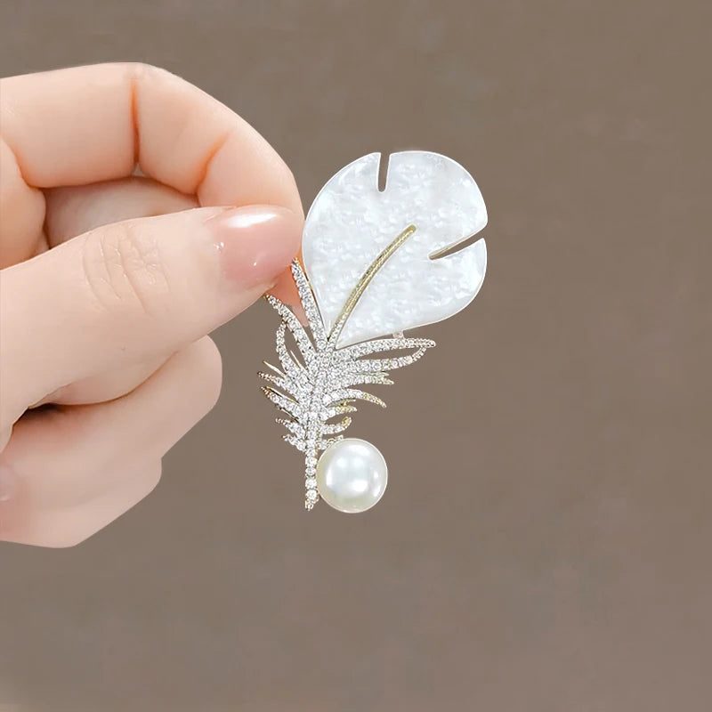 Exquisite Women‘s Brooch Crystal Snowflake Lapel Pins for Men Blue CZ Rhinestone Suit Clothes Badge Luxury Jewelry Accessories
